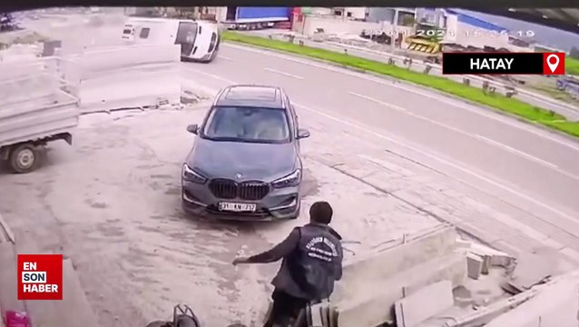 Hatay'da kamyonet ile işçi servisinin çarpıştığı kaza kamerada