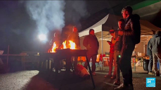 French farmers keep up roadblock protests as PM set to announce new measures