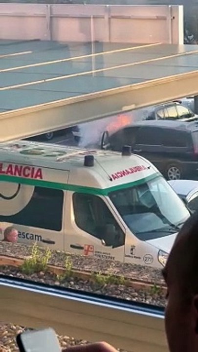 Incendio en vehículo en el Hospital