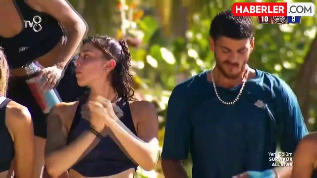 Ekibin gözünden kaçtı! Survivor'da Yunus Emre'den olay el hareketi