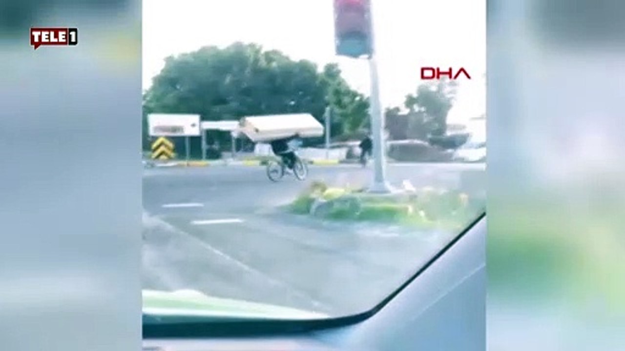 Görenler gözlerine inanamadı! Bisiklet sürerken omzunda kanepe taşıdı