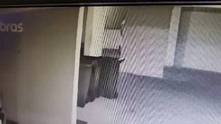 VÍDEO: “Ladrão-fantasma” invade prédio em bairro nobre e rouba bicicleta