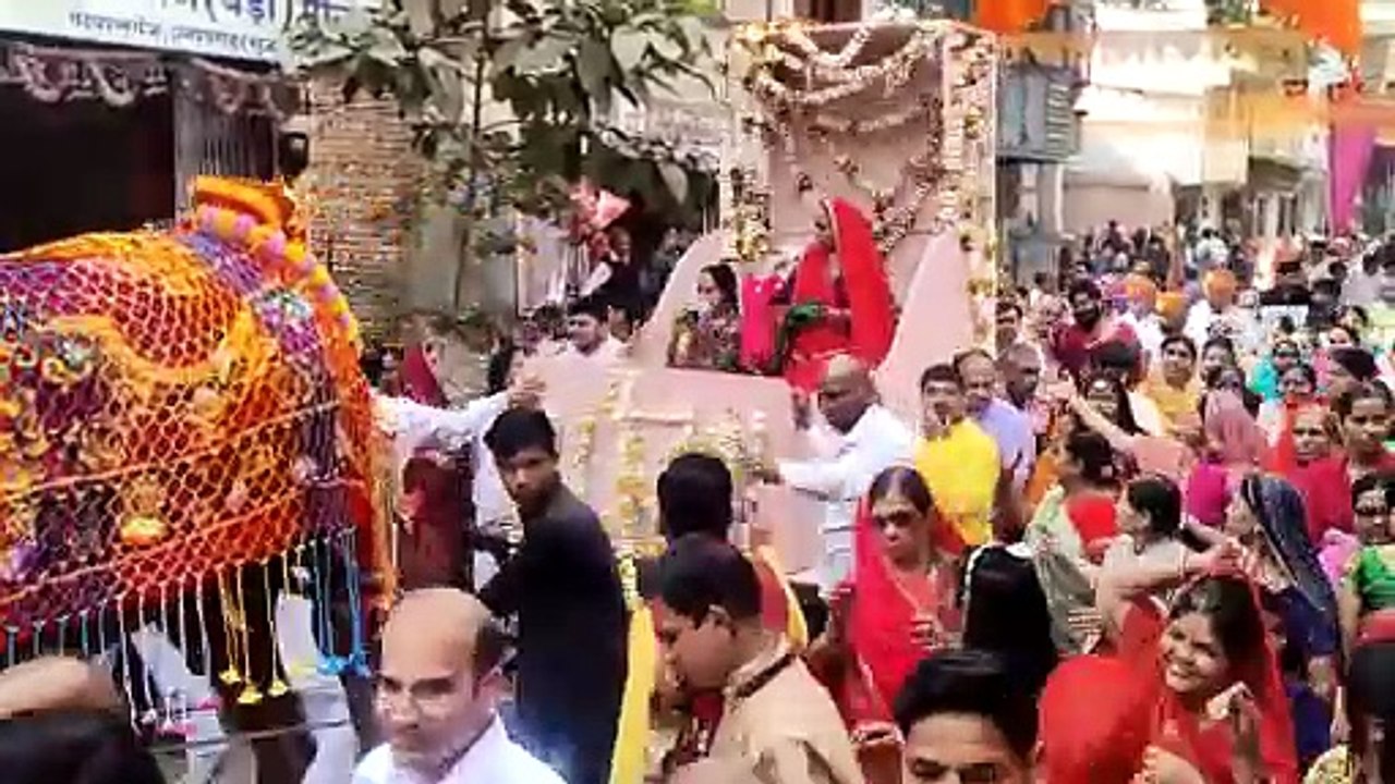 जैन दीक्षा अंगीकार करने जा रही दीक्षार्थी का निकाला वरघोड़ा