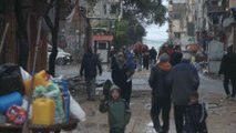 أهالي مخيم الشاطئ يبحثون عن ملاذ آمن بعد قصف الاحتلال منازلهم
