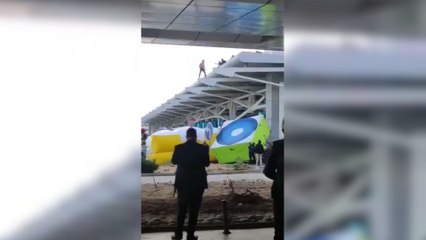 Brasileiro sobe em telhado de aeroporto após ter entrada negada em Portugal