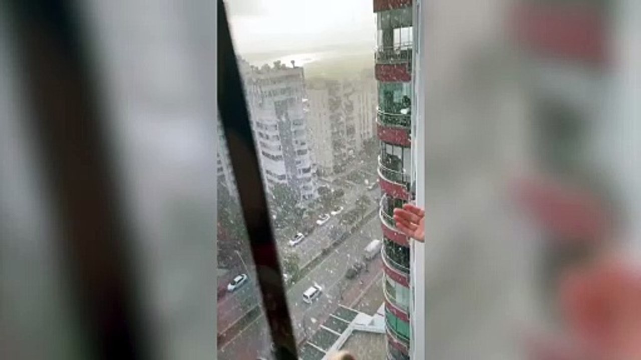 Adana'da kar yağışı vatandaşları şaşırttı