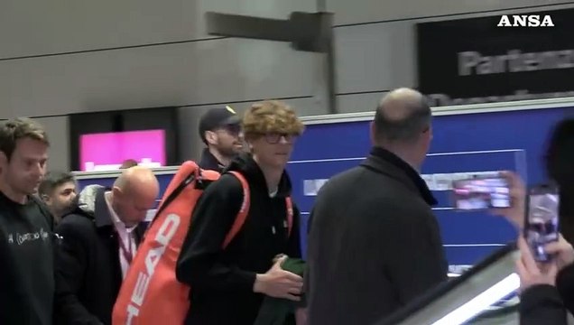 Sinner sbarca a Fiumicino, gli applausi in aeroporto