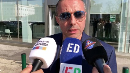 El agente del Chimy Ávila, en las oficinas del Betis