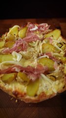 Tartine de pain au fromage reblochon, au jambon cru et aux pommes de terre !