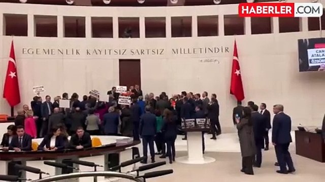 Can Atalay kararına tepki gösteren bazı vekiller kürsüye anayasa kitapçığı fırlattı