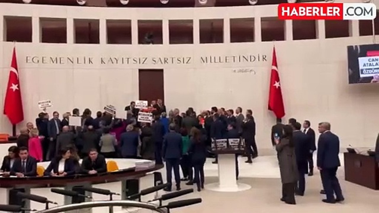 Can Atalay kararına tepki gösteren bazı vekiller kürsüye anayasa kitapçığı fırlattı