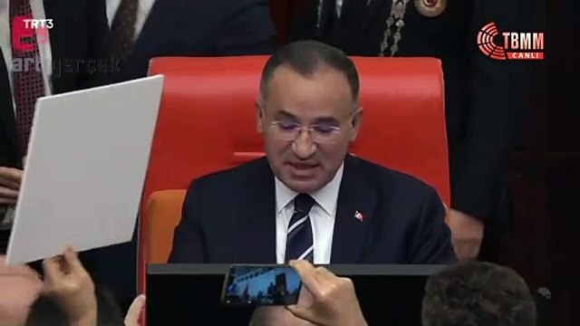 Bekir Bozdağ kararı okuturken bir vekil Bekir Bozdağ'a Anayasa fırlattı