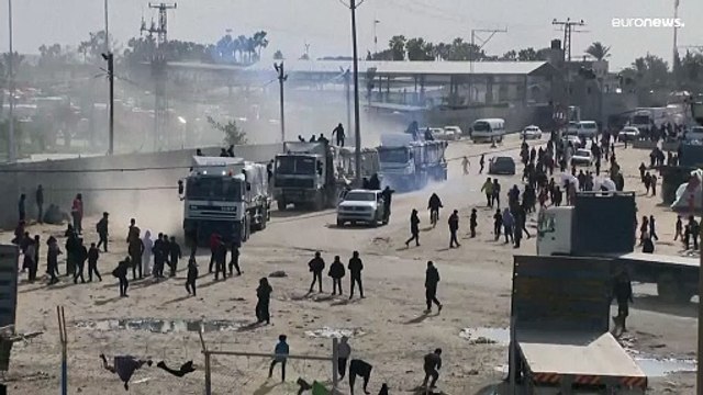 شاهد: دخول قافلة مساعدات عبر معبر رفح إلى قطاع غزة