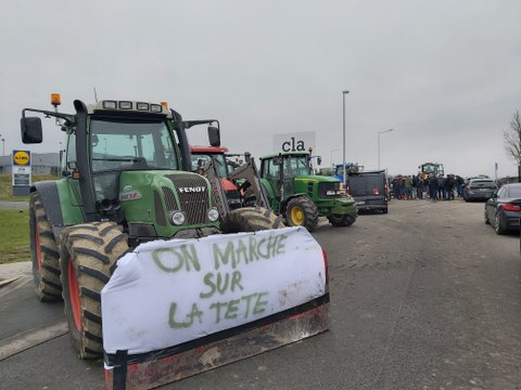 Les agriculteurs bloquent le centre logistique du groupe Lidl à Marche-en-Famenne