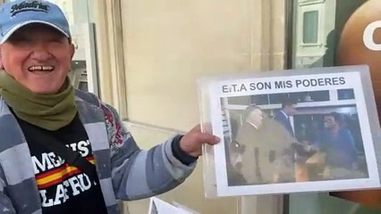 La Policía ordena retirar 'merchandising' contra Sánchez frente al Congreso y el señor estalla