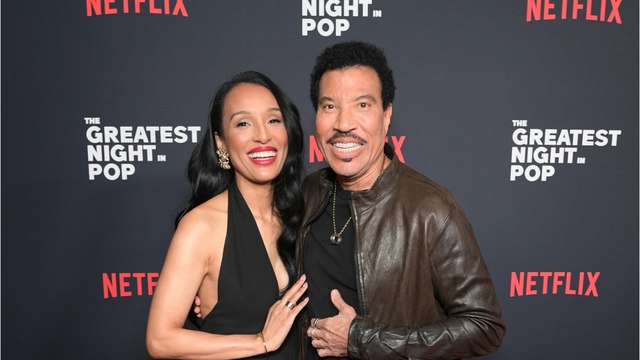 GALA VIDEO – Lionel Richie collé-serré avec sa jeune compagne Lisa, de 40 ans sa cadette : leur sortie remarquée