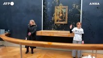 Parigi, attiviste lanciano zuppa sul vetro della Gioconda al Louvre