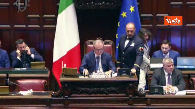 Bonelli (Avs) mostra le foto di Ilaria Salis in Aula: Per i distratti che non le hanno viste