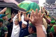 Prosesi Pemakaman KH Ahmad Shohibul Wafa Tajul Arifin (Abah Anom) qs