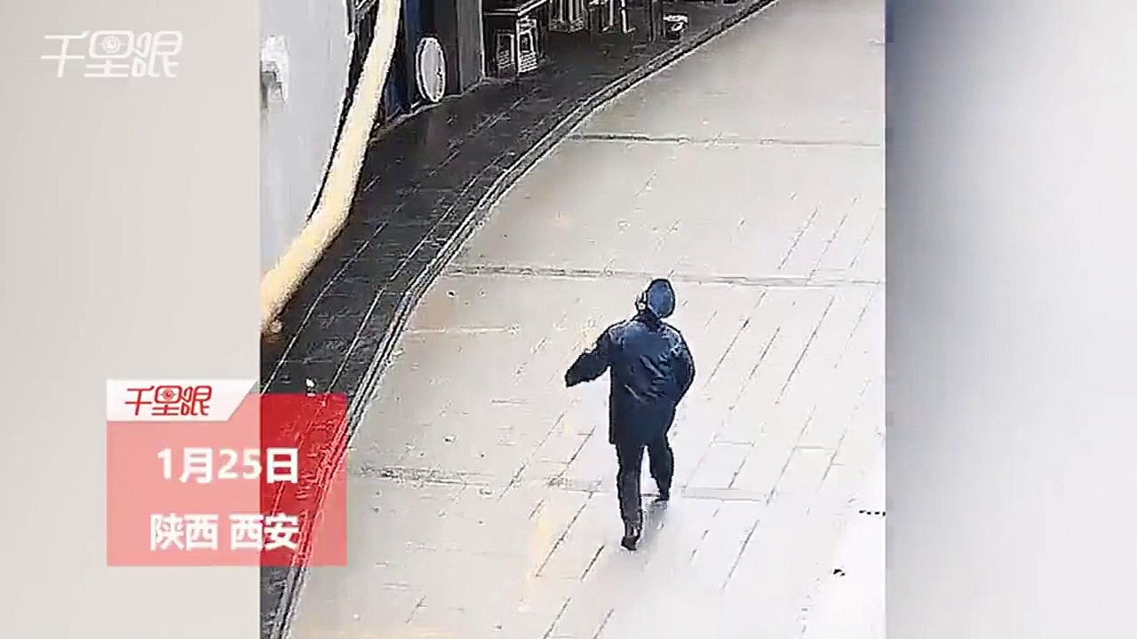 Ce passant sauve un bébé qui tombe du balcon d'un batiment