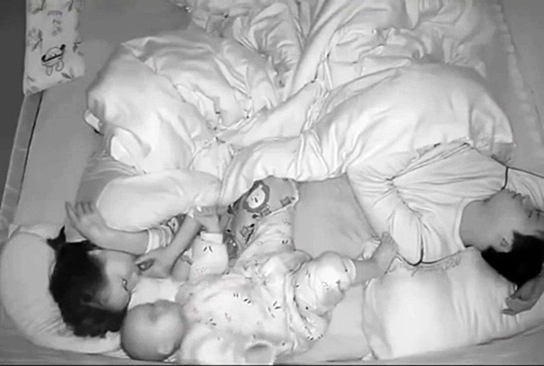 Ce bébé fait comprendre à papa qu'il doit arreter de ronfler