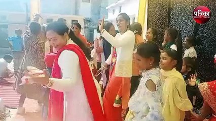 VIDEO: 'मेरे भारत का बच्चा बच्चा' बजते ही झूम उठे टीचर्स, जमकर किया डांस