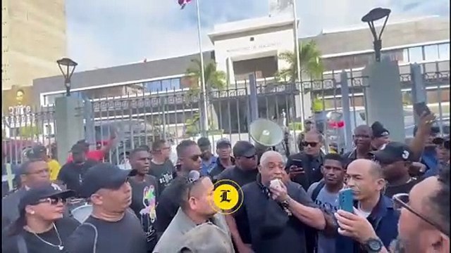 Policías retirados protestan en Hacienda por entrega de beneficios asegurados