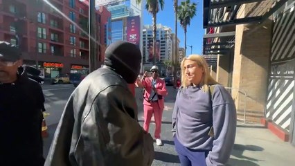 Kanye West pique une crise de colère et s'empare du téléphone d'une journaliste (VIDEO)