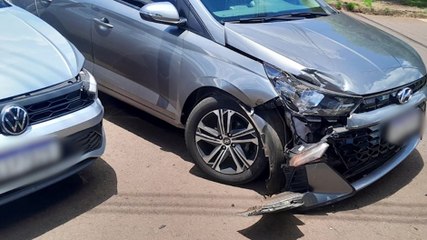 Polo e HB20 se envolvem em acidente na Rua Flamboyant