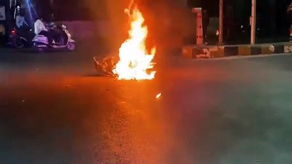 video...दो युवकों ने की चाकूबाजी, लोगों ने जमकर पीटा, गाड़ी जलाई, पुलिस को सौंपा