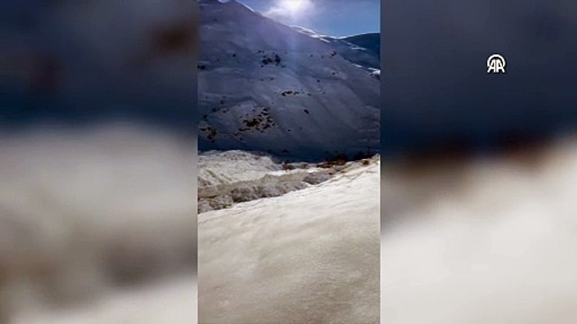 Van'da ekipler çığ nedeniyle kapanan yolu açmaya çalışıyor