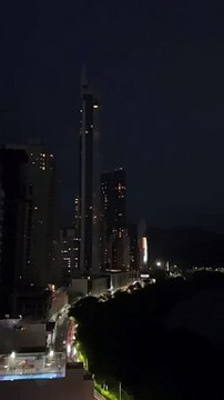 Raio atinge topo de arranha-céu em Balneário Camboriú