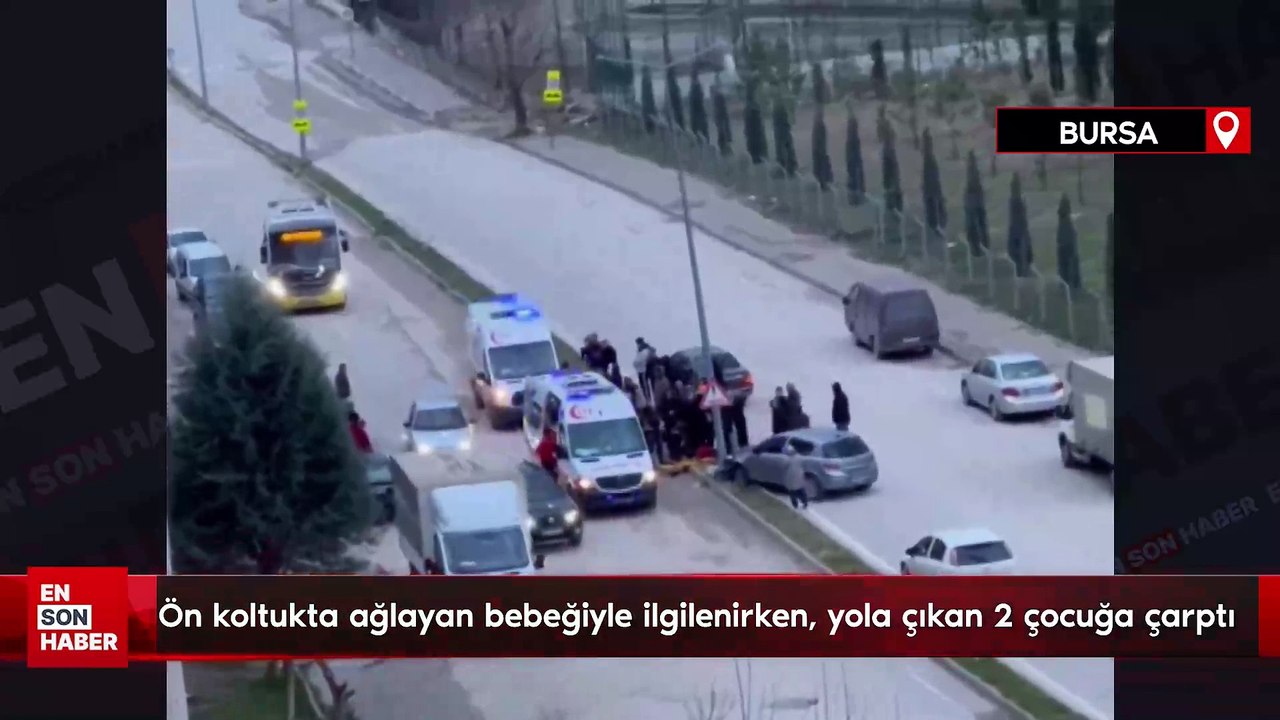 Bursa'da ön koltukta ağlayan bebeğiyle ilgilenirken, yola çıkan 2 çocuğa çarptı
