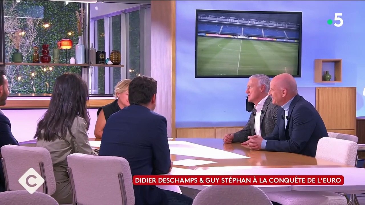 Anne-Elisabeth Lemoine commet une bourde face à Didier Deschamps, "C à Vous".