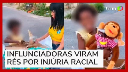 Influenciadoras que entregaram banana e macaco de pelúcia para crianças viram rés por injúria racial