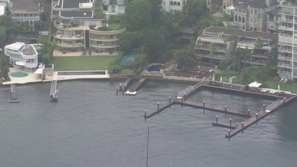 호주 여성, 시드니항서 수영하다 상어에 물려 중상 / YTN