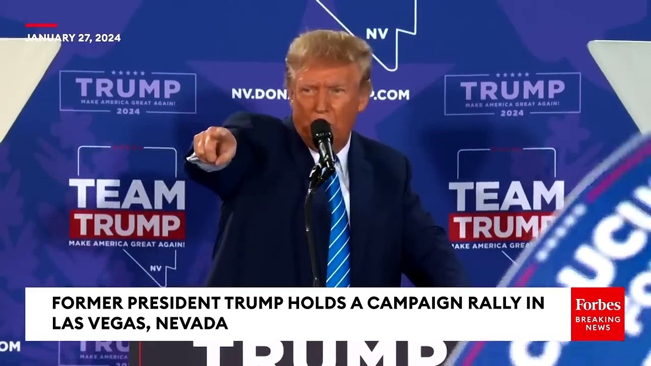 MOMENT DRAMATIQUE : Trump arrête le rassemblement et appelle un médecin lorsque le participant au rassemblement souffre d'une urgence médicale