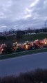 Un convoi de tracteurs vient de se rapprocher de Paris sur l'autoroute A6 et se trouve désormais qu'à quelques kilomètres de Orly et Rungis.
