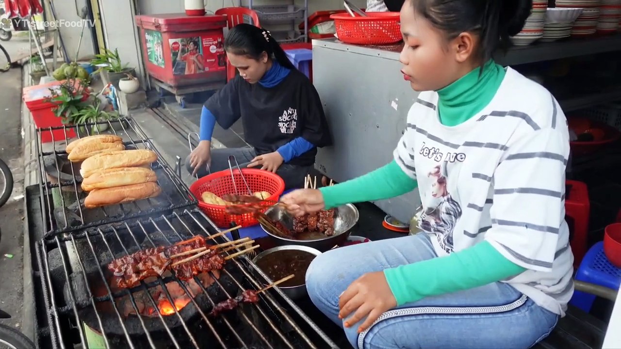 Savor the Flavor! Exploring Irresistible $1 Beef Skewer Delights near Wat Damnak _ Siem Reap Street Eats