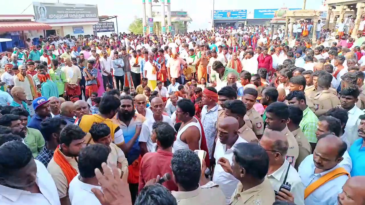 பழனி முருகன் கோவிலில் பக்தர் மீது தாக்குதல்; நூற்றுக்கணக்கான பக்தர்கள் போராட்டத்தில் குதித்ததால் பரபரப்பு