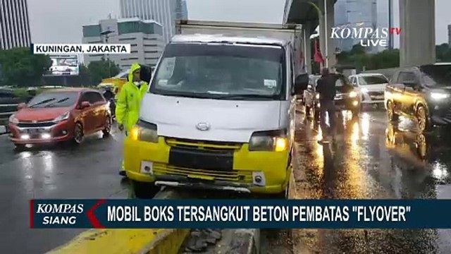 Diduga Supir Mengantuk, Mobil Boks Tabrak Beton Pembatas Flyover di Kuningan Jakarta
