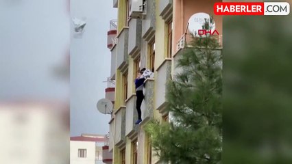 Download Video: Apartmandan atlamak isteyen kadın son anda kurtarıldı