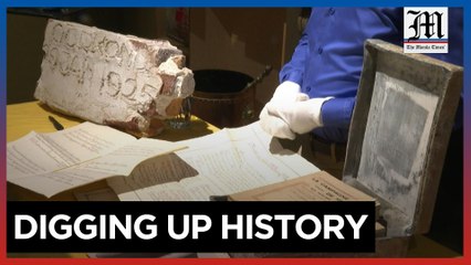 Dutch opens time capsule under king's statue