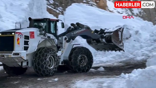 Hakkari'de çığın kapattığı yolda ekipler çalışıyor