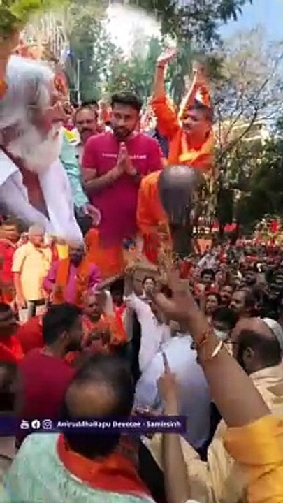Khar Garment Merchant' Welfare Association' procession_ Sadguru Aniruddha offered shawl, etc to Ram