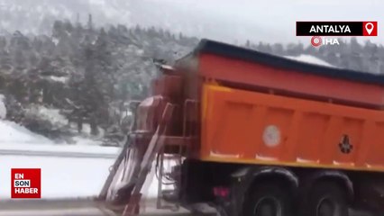 Antalya-Konya kara yolunda ekiplerin yolu açık tutma çabası