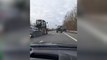 Les agriculteurs bloquent l’autoroute à hauteur du poste frontière d’Hensies : un automobiliste s’encastre dans un des tracteurs du convoi
