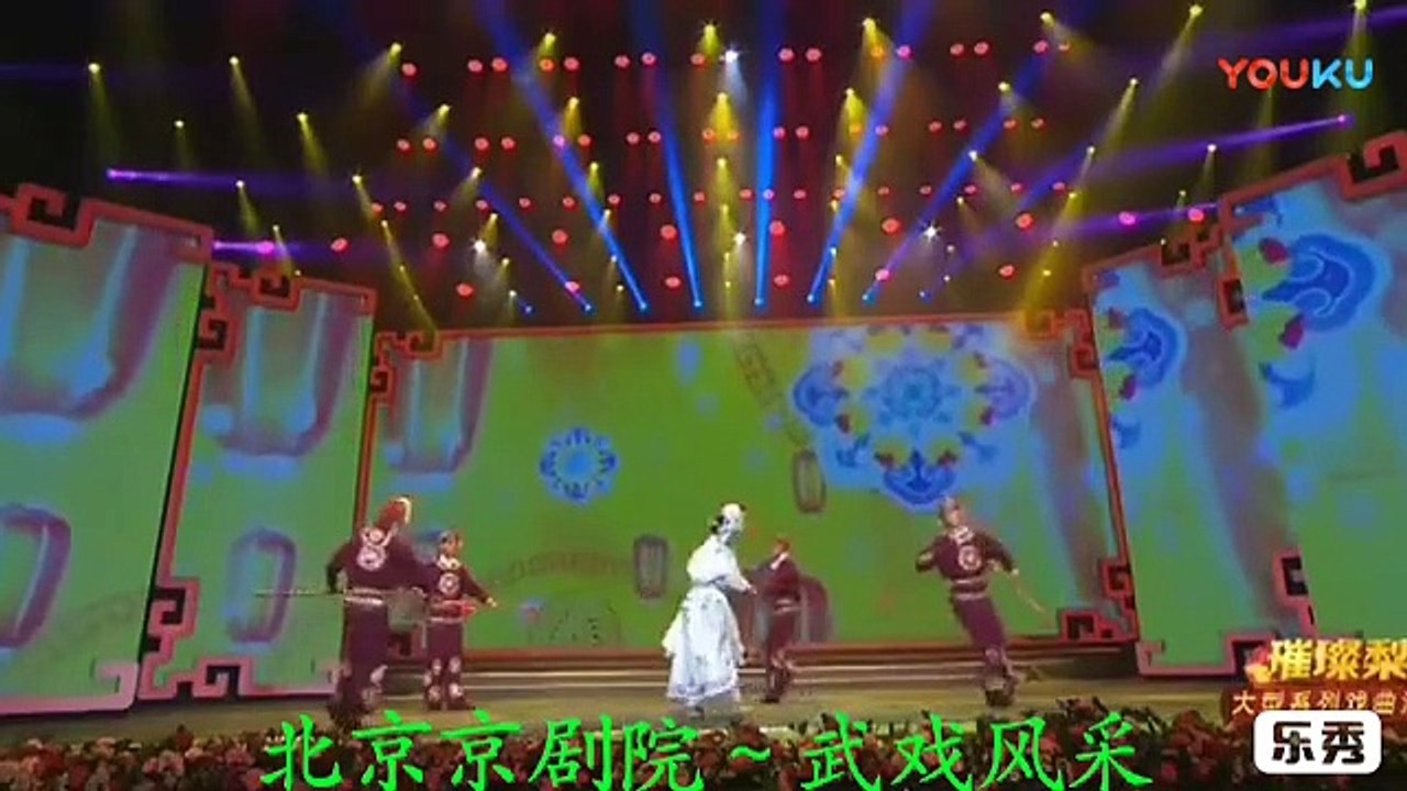 【傳統戲劇】北京京劇學院示範武打功架技藝 刀馬旦演員表演雙槍 並用腳脖子踢槍 踢出去的槍緩慢地落到對方的手中 給人以輕鬆的感覺