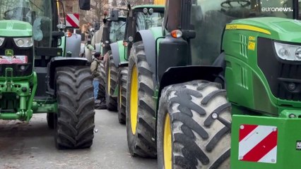 شاهد:عدوى الجرارات تنتقل من باريس إلى بروكسل..المزارعون يحاصرون المدينة احتجاجاً على ظروفهم المعيشية