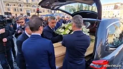 Funerali Milo, la bara accolta da applausi e il grido "Viva Sandra"